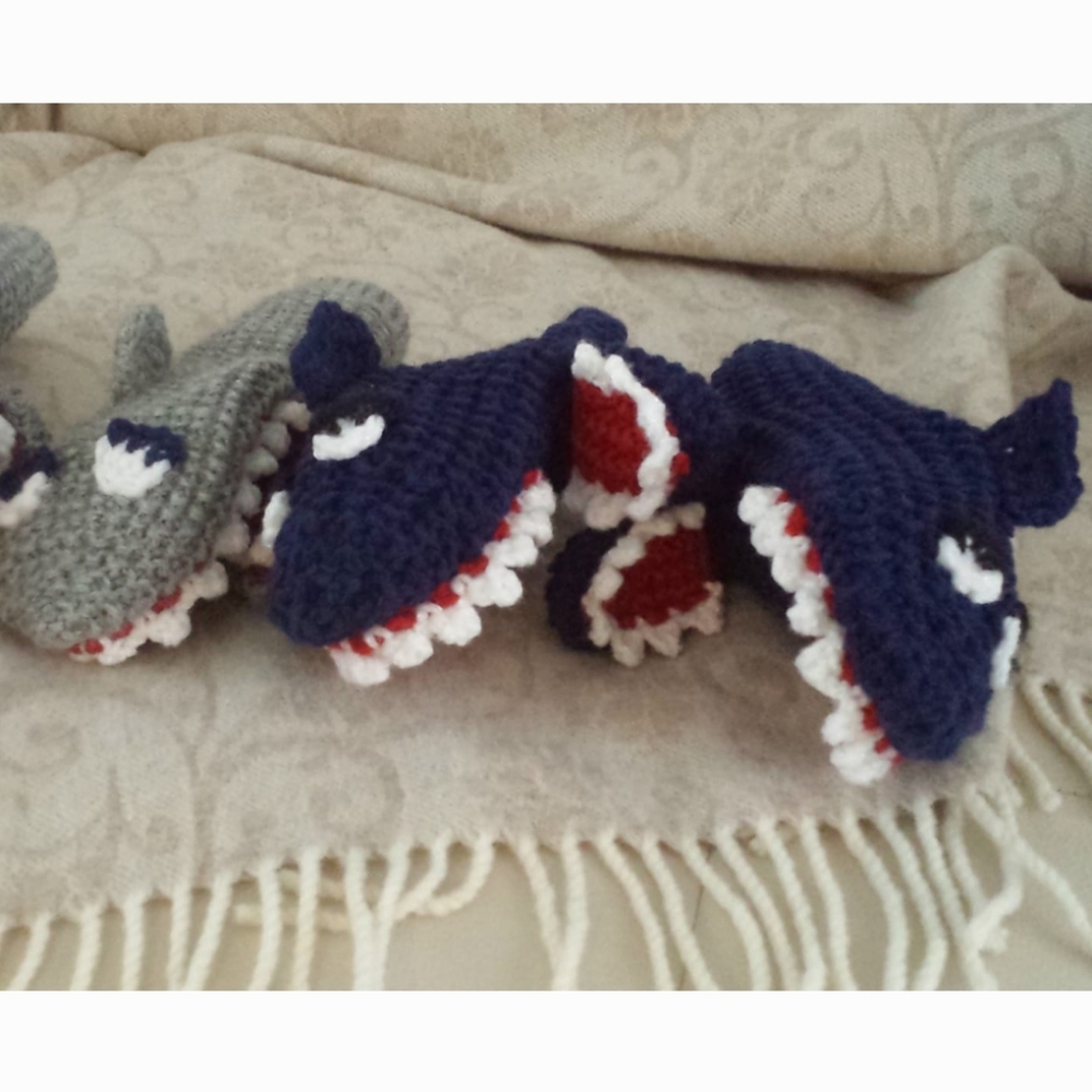 🦈 Shark Knit Mittens